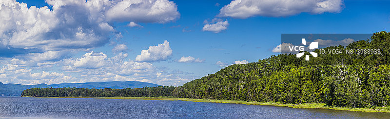 从加拿大42个国家公园和公园保护区之一的福里隆半岛海滩看到的景色，位于魁北克省加斯佩附近。图片素材