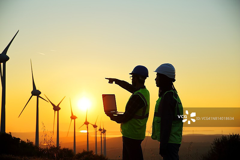 风车和工人图片素材