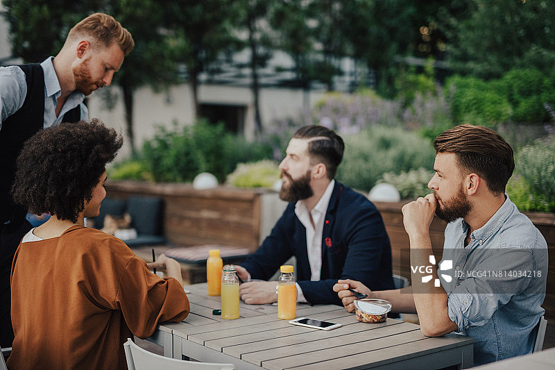 一群有魅力的同事在午休图片素材