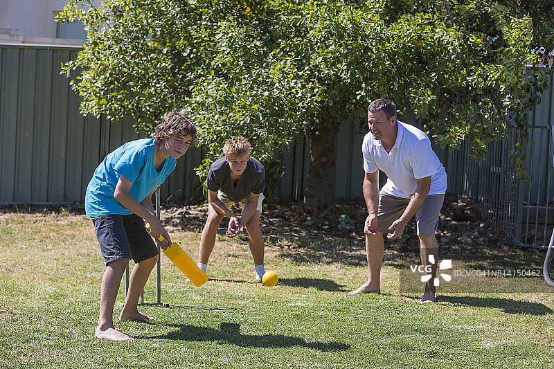 一家人在后院玩板球图片素材