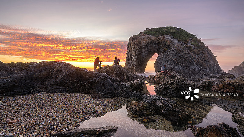 摄影师拍摄澳大利亚伯马吉马头岩的日出图片素材