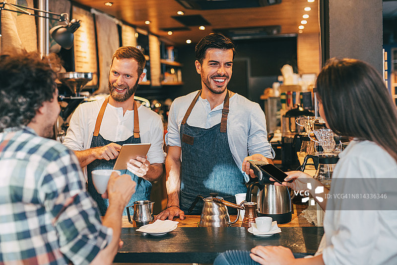 顾客进行非接触式支付图片素材