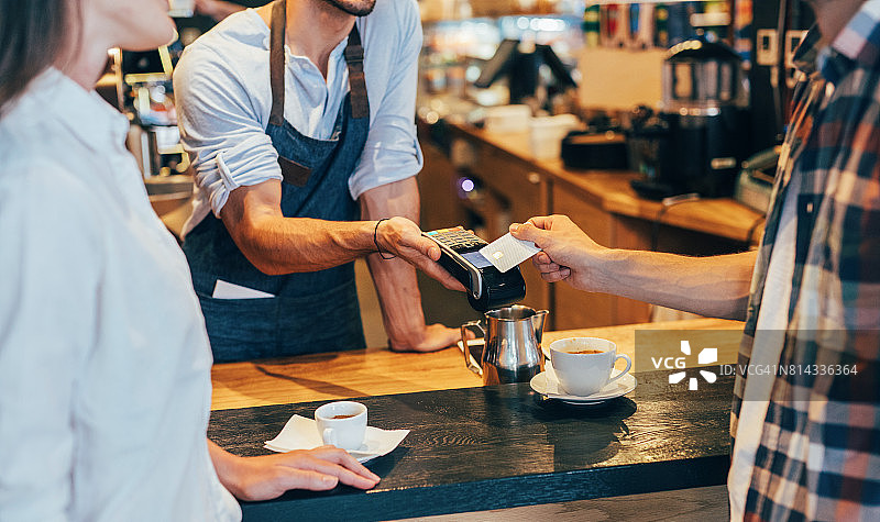 顾客进行非接触式支付图片素材