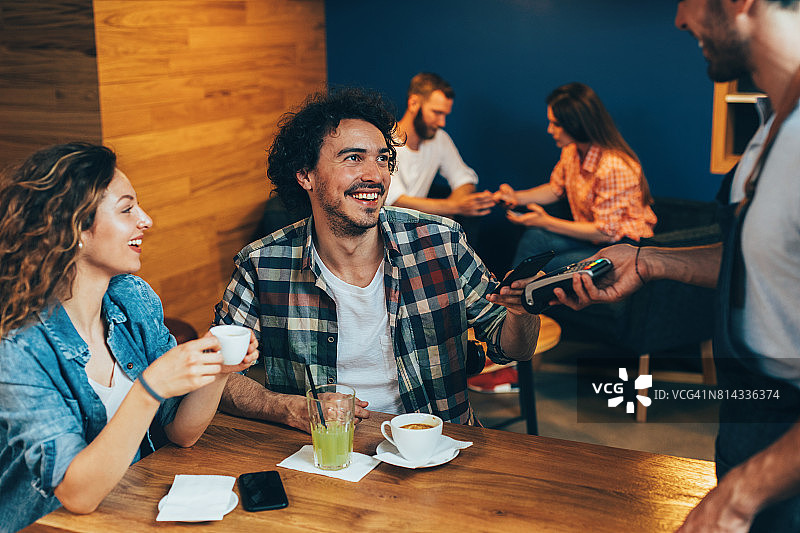 顾客进行非接触式支付图片素材