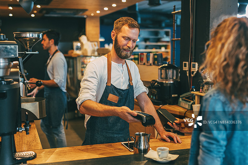 顾客进行非接触式支付图片素材