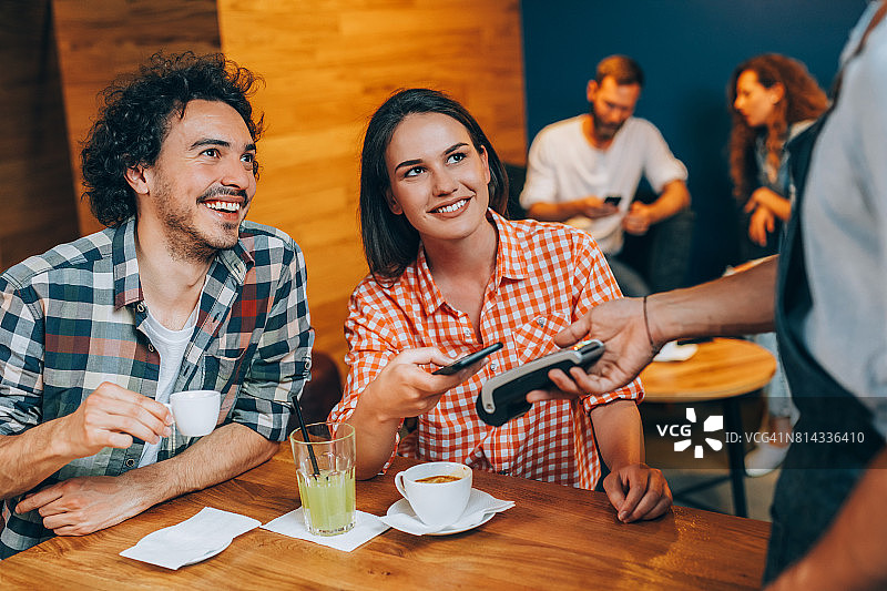 顾客进行非接触式支付图片素材