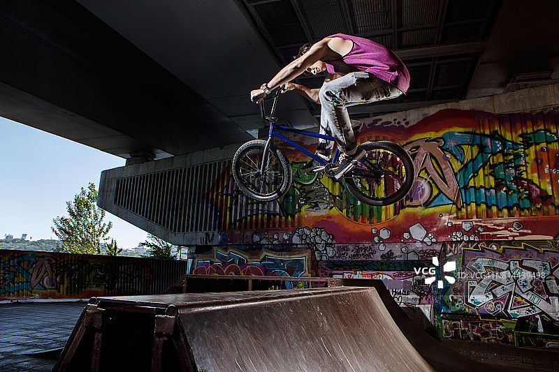 BMX骑手在滑板公园骑车跳跃图片素材