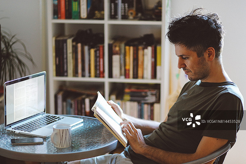 男人在家阅读和工作图片素材