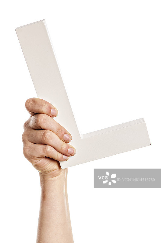 女人手举起3D大写字母L图片素材