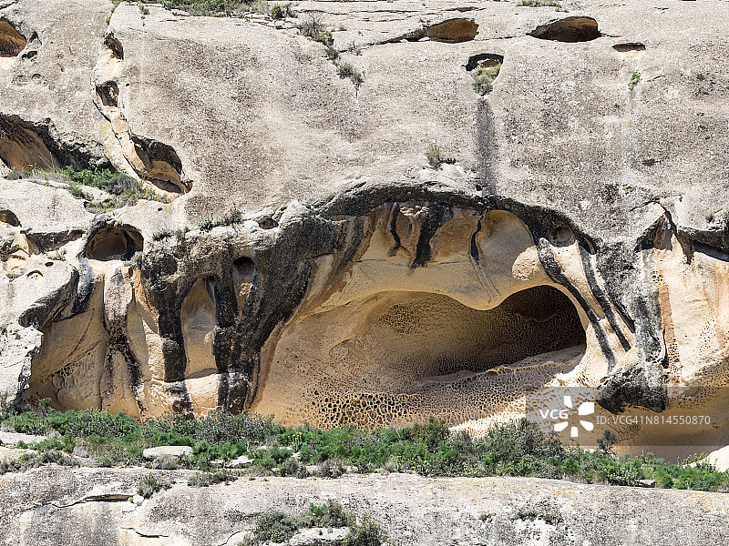西班牙耶克拉山坡上受水和风侵蚀的洞穴外观，卡斯蒂利亚-拉曼查图片素材