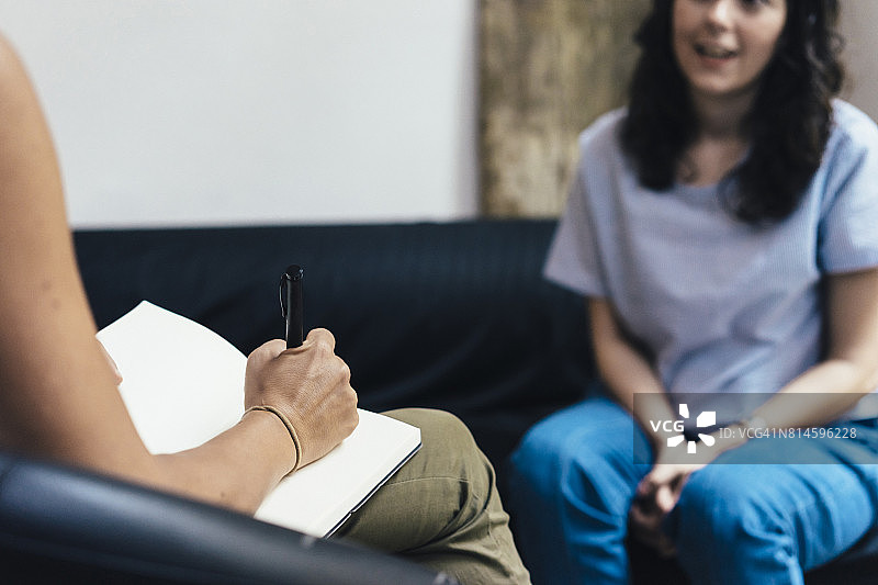 接受心理治疗的女人图片素材