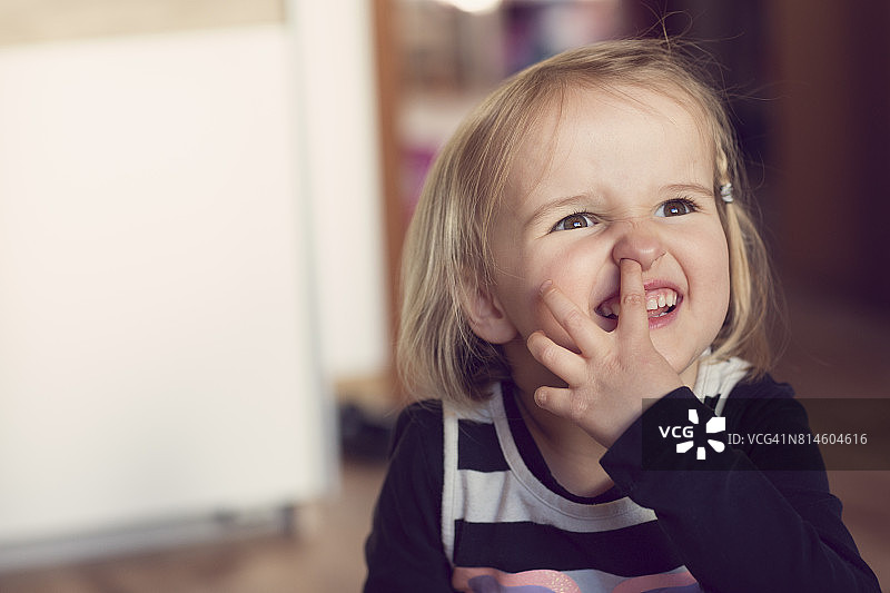 正在抠鼻孔的女孩（4-5岁）图片素材