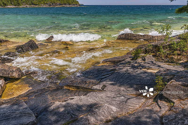 尼亚加拉断崖布鲁斯步道沿线的天然石灰石和白云石海岸线，蚀刻在石灰石上的天然喀斯特地貌图片素材