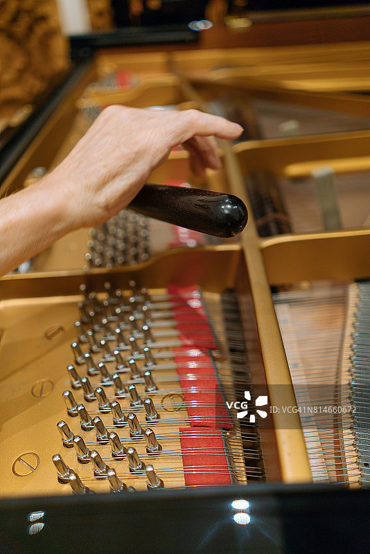 男人正在调钢琴图片素材