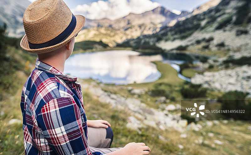 在山区徒步旅行，从上方欣赏美景图片素材