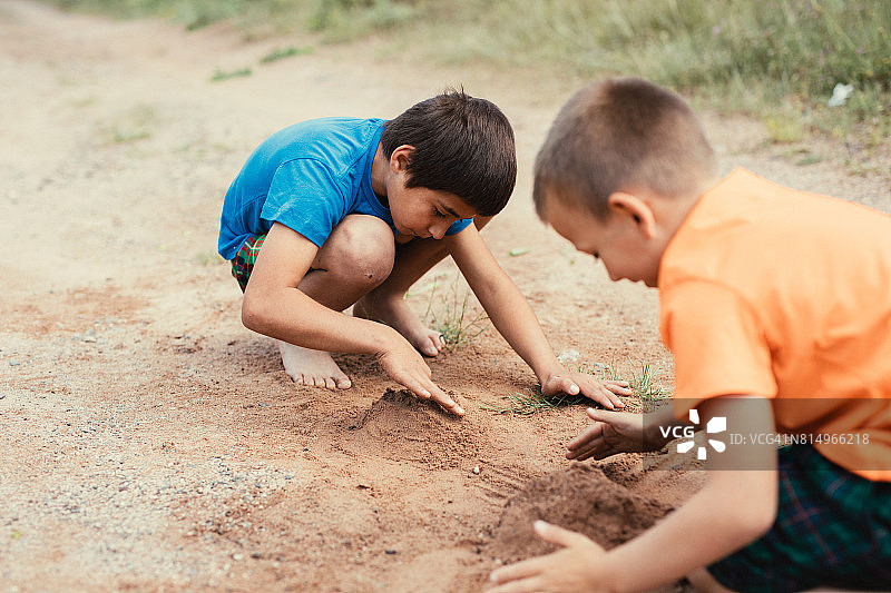 男孩在户外玩泥土图片素材