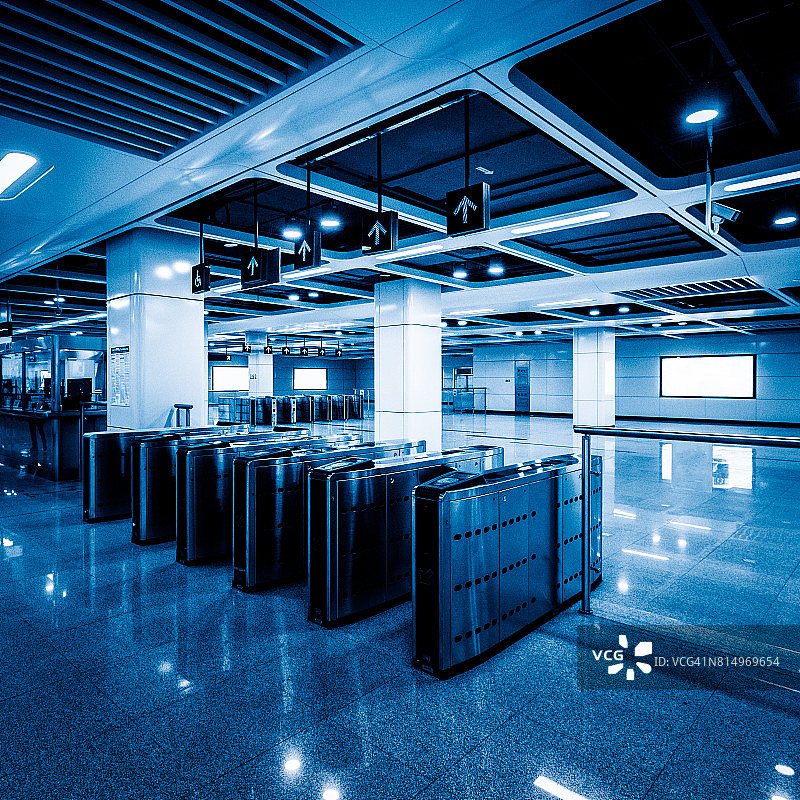 火车站里一排售票机图片素材