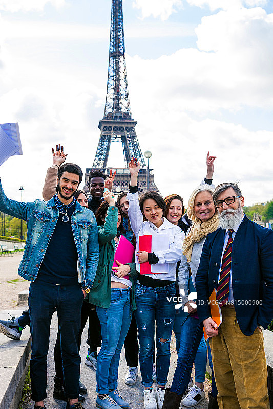 学生和老师在巴黎的学校旅行图片素材