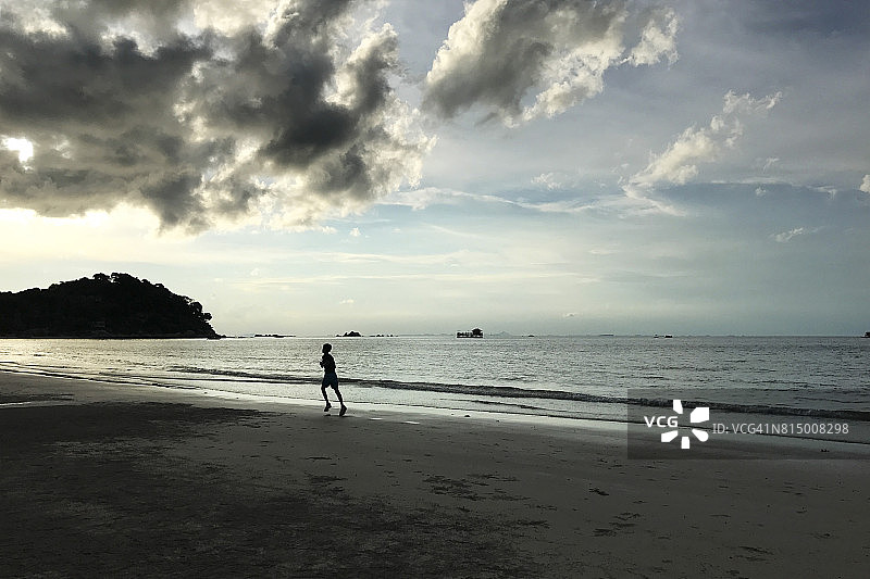 男孩在海滩上奔跑图片素材