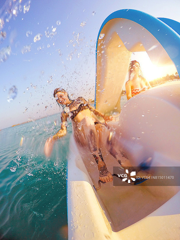 两位年轻女人在脚踏船上放松图片素材