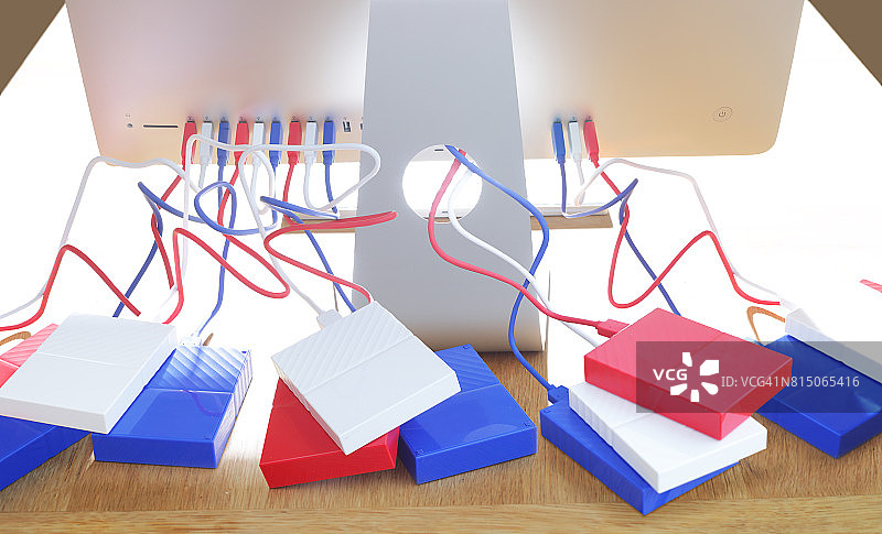 连接到电脑背面的多个硬盘驱动器图片素材