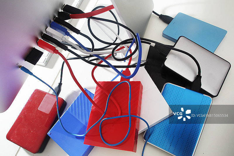 连接到电脑背面的多个硬盘驱动器图片素材