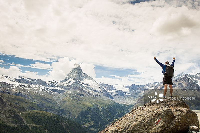 成功 - 男徒步旅行者站在岩石上图片素材