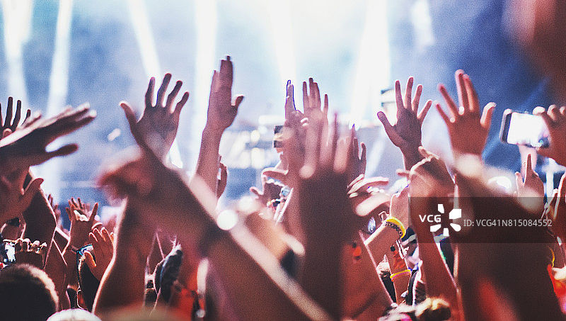 在演唱会上欢呼的人群图片素材