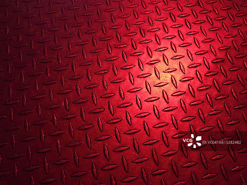 纽约夏夜红色灯光下的铝制菱形板图片素材