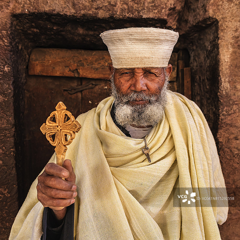 埃塞俄比亚拉利贝拉岩石教堂的天主教神父图片素材