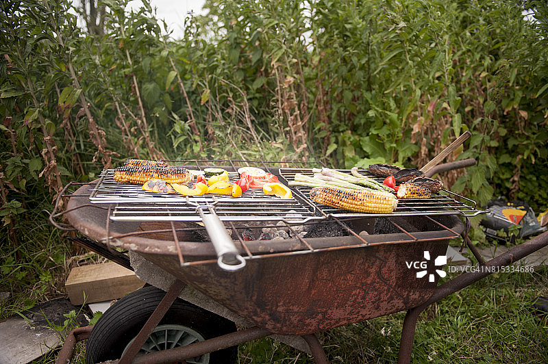 用旧手推车制作的烧烤架图片素材