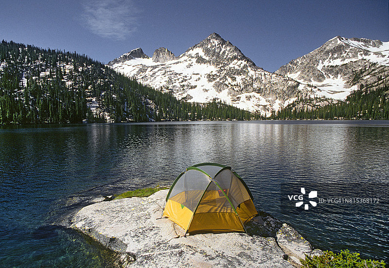 锯齿荒野露营地图片素材