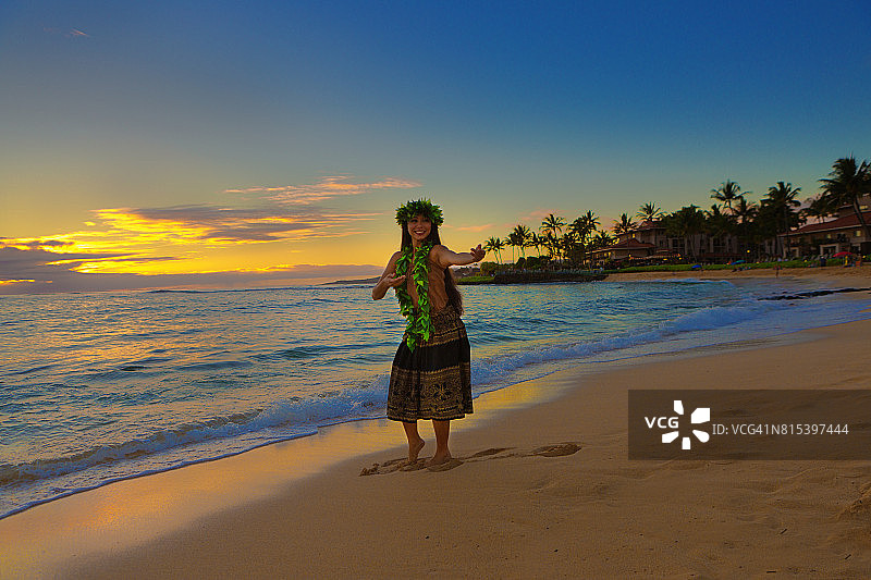 日落时分沙滩上的夏威夷草裙舞者肖像图片素材