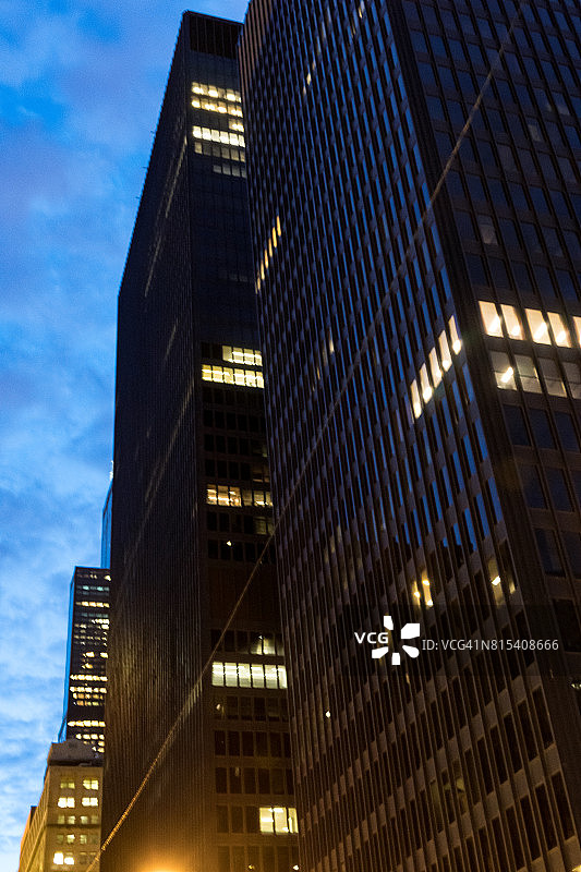 在黄昏市中心办公室加班图片素材