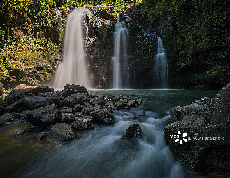 三叠瀑布图片素材