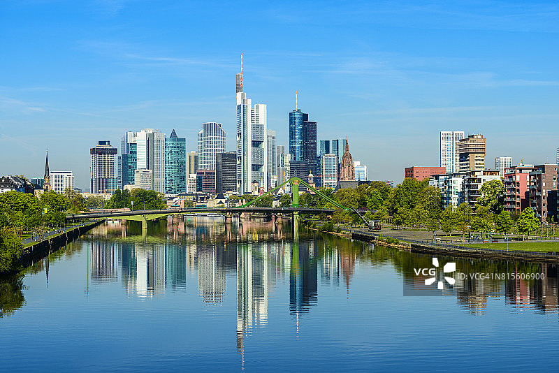 晴朗的一天，德国法兰克福城市天际线和美茵河的倒影图片素材