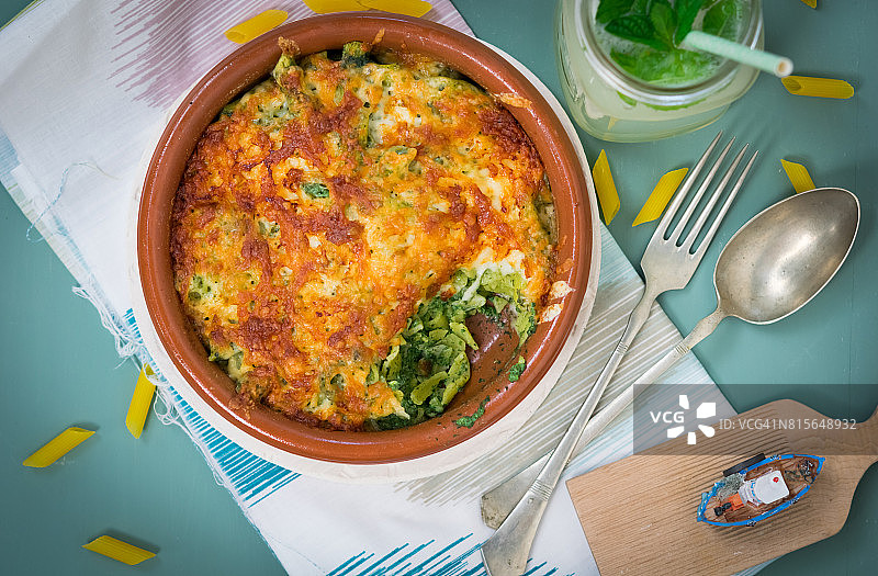 菠菜无麸质通心粉图片素材