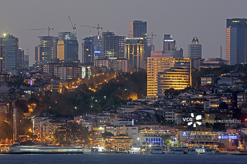 傍晚时分，博斯普鲁斯海峡上的希什利区马卡公园图片素材