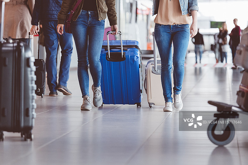 在机场走廊里拉着行李的游客图片素材