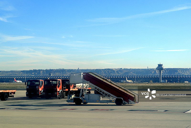 马德里机场阿道弗·苏亚雷斯-巴拉哈斯机场的飞机舷梯图片素材