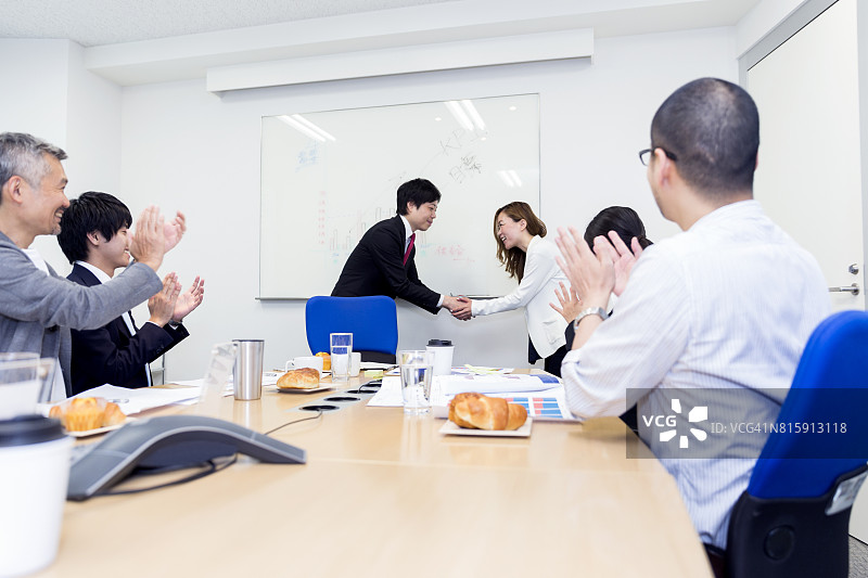 年轻商务主管在同事中获得晋升图片素材