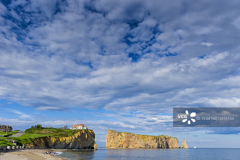 加拿大魁北克省加斯佩半岛的珀尔塞岩图片素材