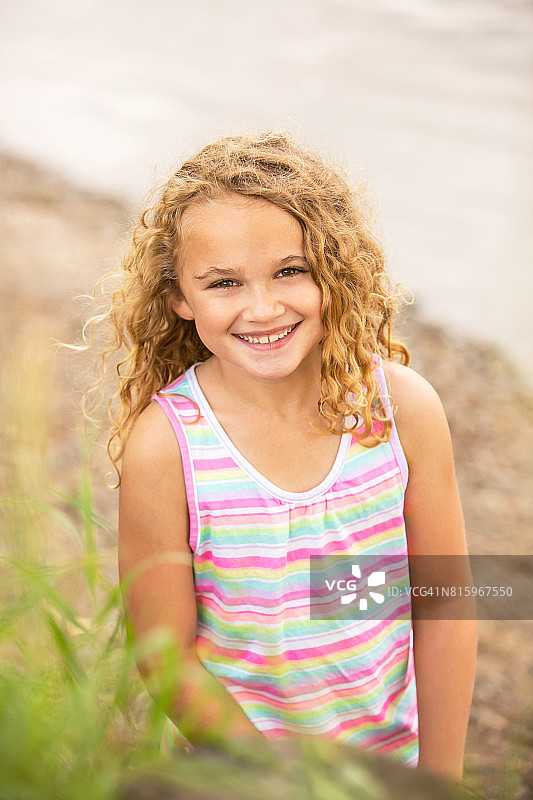 夏天站在河岸上的快乐年轻女孩图片素材