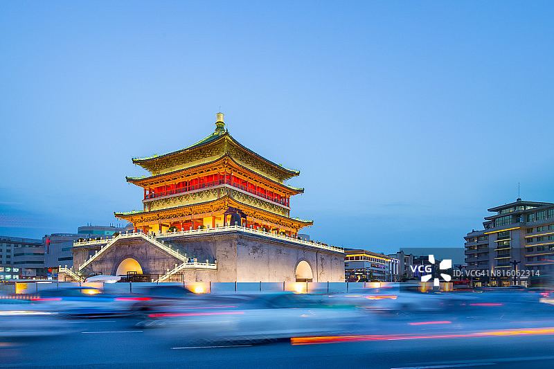 西安著名古建筑附近的道路交通图片素材