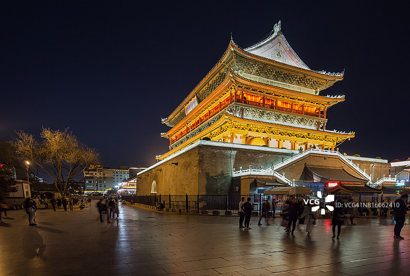 西安著名古建筑附近广场上拥挤的人群图片素材