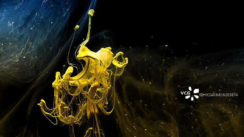 水中的彩色颜料和墨水图片素材