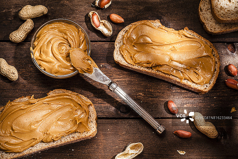 乡村木桌上的花生酱吐司图片素材