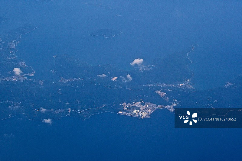 从飞机上俯瞰佐田岬半岛伊方核电站图片素材