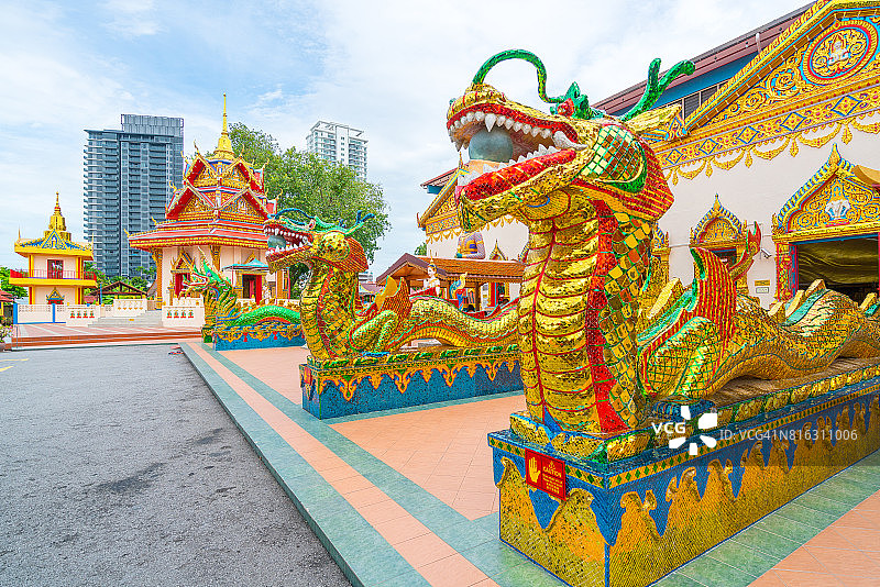 马来西亚槟城卧佛寺外观及龙雕像图片素材