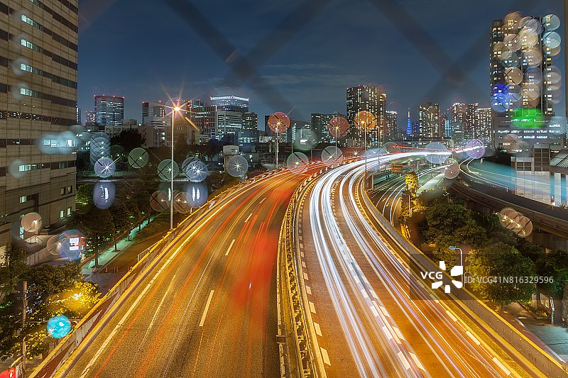 东京城市夜景与繁忙高速公路交通的背景虚化航拍（日本，天王洲）图片素材